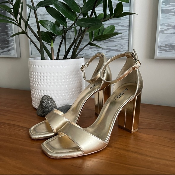 *SOLD* Aldo Block Heel Gold Sandals, Sz 7 - Picture 1 of 6